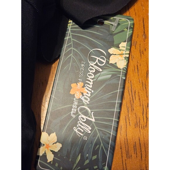 Size Medium One Piece Swimsuit New w/ Tags Black w/built in Bra Blooming Jelly - Picture 5 of 6